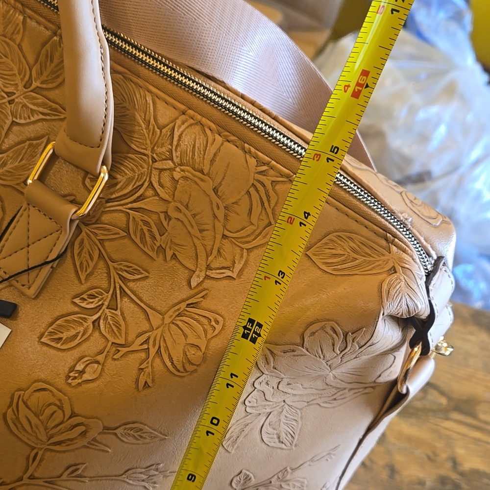 Ellen Tracy Floral Embossed Weekender Travel Bag NWT Beige Taupe - Picture 11 of 12